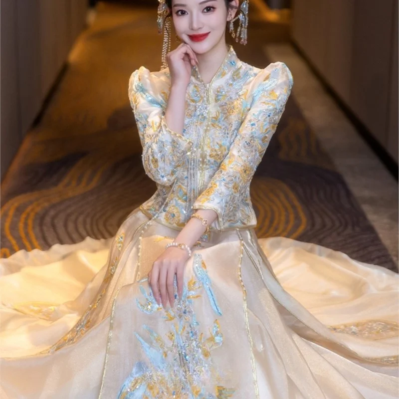 

New champagne-colored Chinese wedding thin dress toasting and light-colored ceremony
