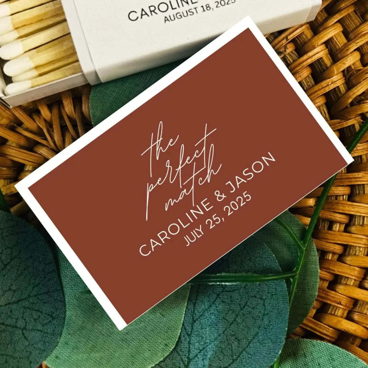 

Персонализированная свадьба. Идеальная спичечная коробка. Соответствующие коробки: сувениры для вечеринок на заказ для празднования и приема, свадебные спички, стол.