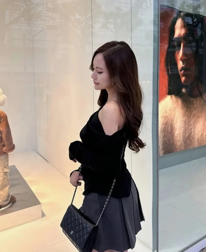 

Женские футболки, весенне-осенняя футболка в японском стиле на одно плечо, нерегулярная футболка с открытыми плечами, элегантные футболки с длинными рукавами