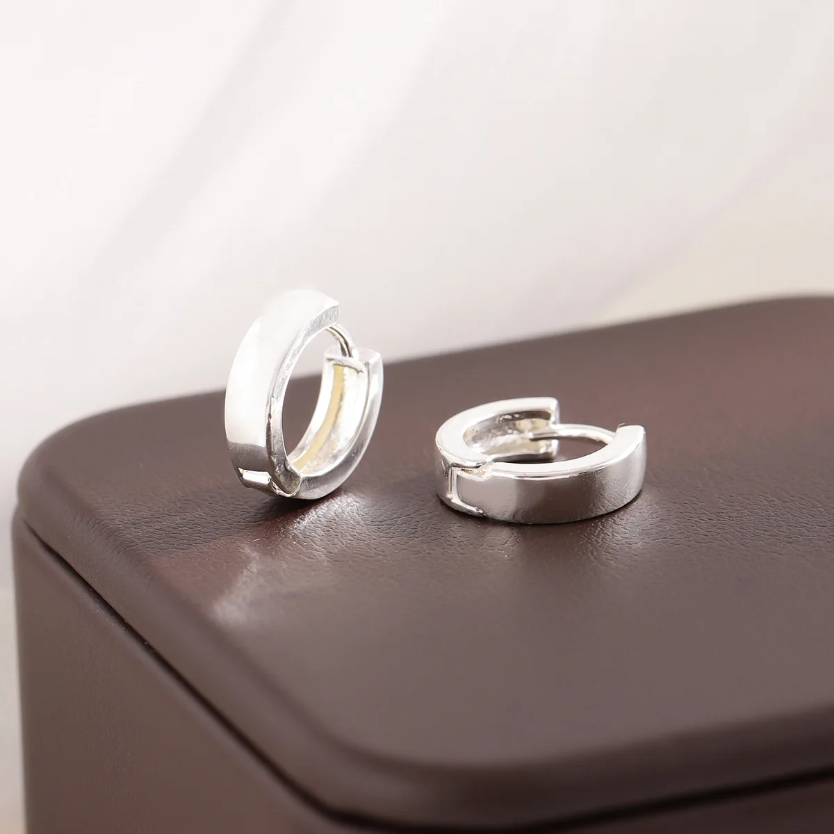 Neue modische, kompakte, kleine, exquisite Damen-Ohrringe aus 925er-Sterlingsilber mit Kreis-Motiv E060