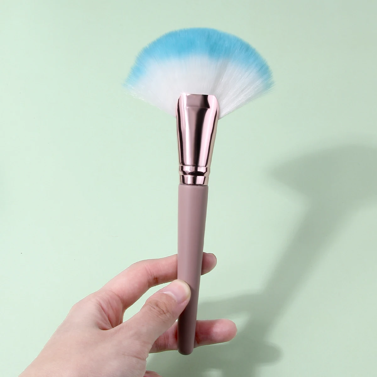 1PCS zachte waaiervormige make-upborstel, geschikt voor gezichtscontouren, blushborstel, contourborstel en multifunctioneel schoonheidshulpmiddel.