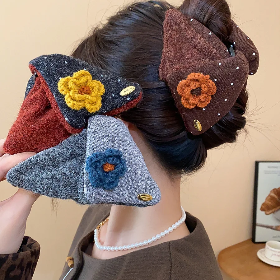 

Fabric Knitting Triangle Acrylic Shark Clips Vintage Color-block Flower Velvet Shark Clips Charms Trend Y Hair Accessory Clamp M