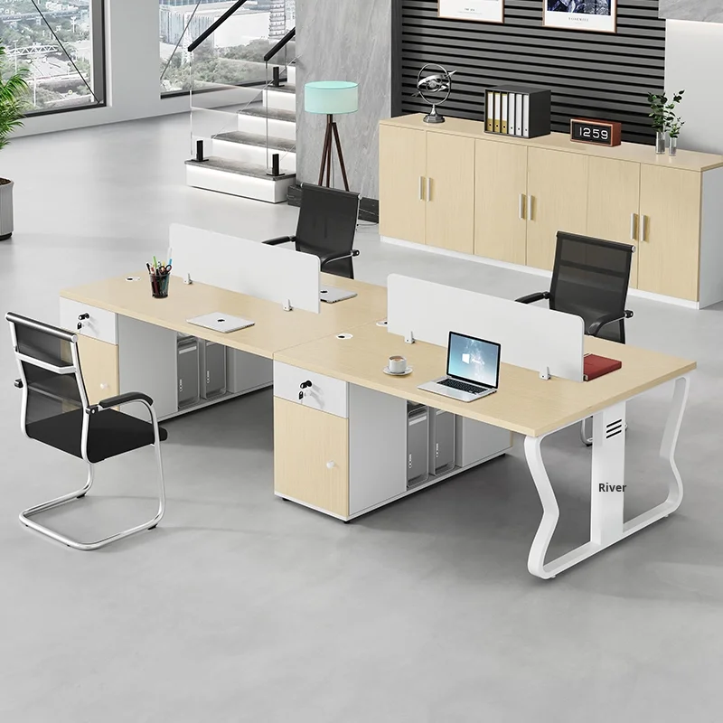 Einfache und moderne Vier-Personen-Bürozellen-Kombination mit Schreibtisch und Stuhl im Holzpaneel-Stil