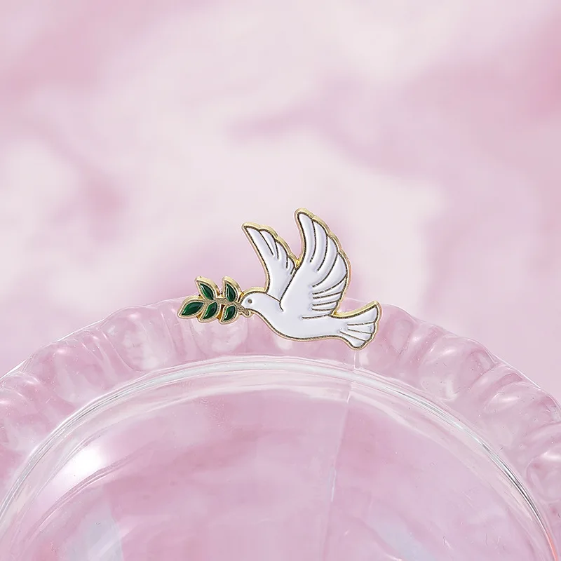 Animal flying bird, peace dove, olive branch brooch, backpack, pencil case, metal badge, gift wholesale