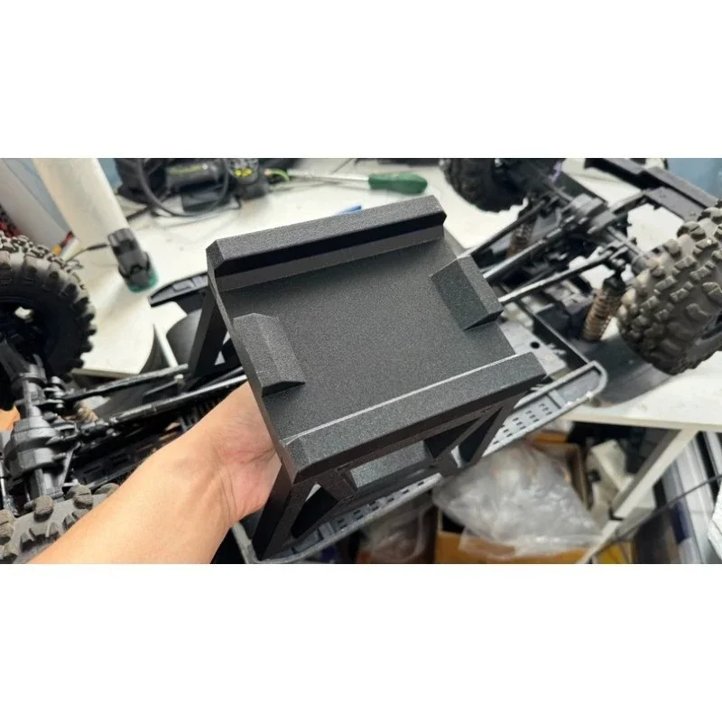 3D Printed 16mm Thick Support Bracket with Side Slots to Secure Chassis – Center Car Stand for CROSSRC EMO XX2 1/5 RC Crawler
