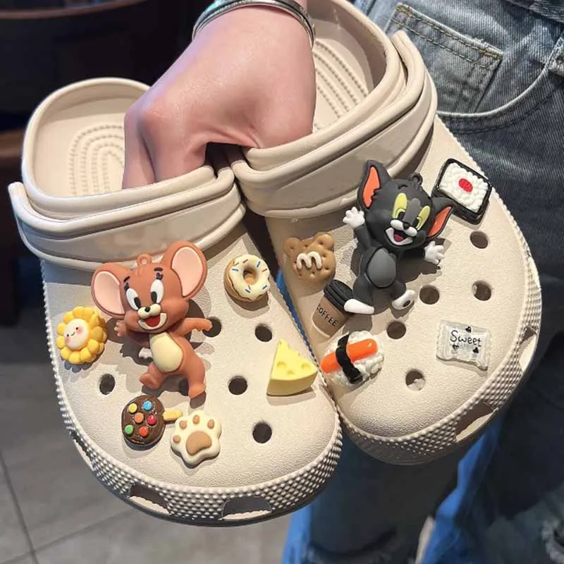 MINISO-Breloques de chaussures de dessin animé Tom et caution, chat et souris, accessoires de sandale, décoration de créateur, cadeaux de Noël, 1