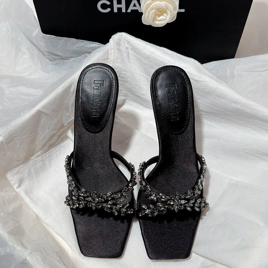 

Новинка лета 2023 года, модные пикантные сандалии на каблуке-подкове, комплект 9 см, роскошные тапочки на высоком каблуке с бриллиантовым декором