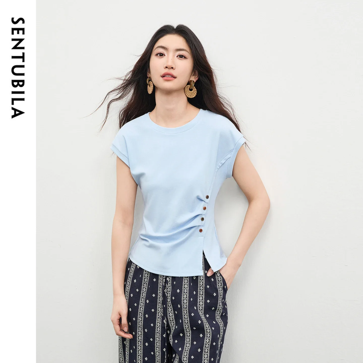 SENTUBILA Women's Fitted Knit T-Shirt Fashion Minimalist O-Neck Contrast Wooden Buttons Ruched Summer Short Sleeve Top 162TA5641