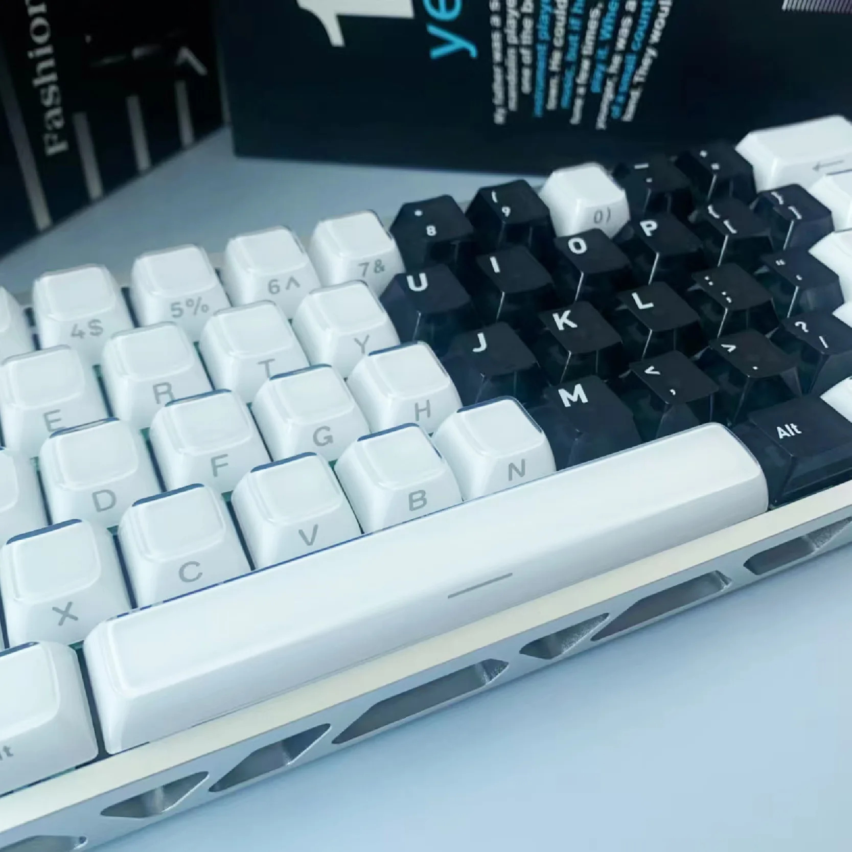 

Engraved splicing black love keycaps Personalized two-color injection-molded crystal keycaps are suitable for mechanical keyboar