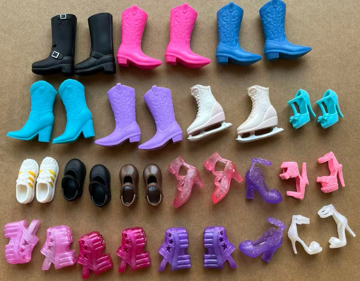 Prinzessinnen-Puppenschuhe im Maßstab 1/6, originale Puppen-Dekorationen in Weiß, Rot, Blau, Pink, Gold – Stiefel- und Sandalen-Teile für Puppen.