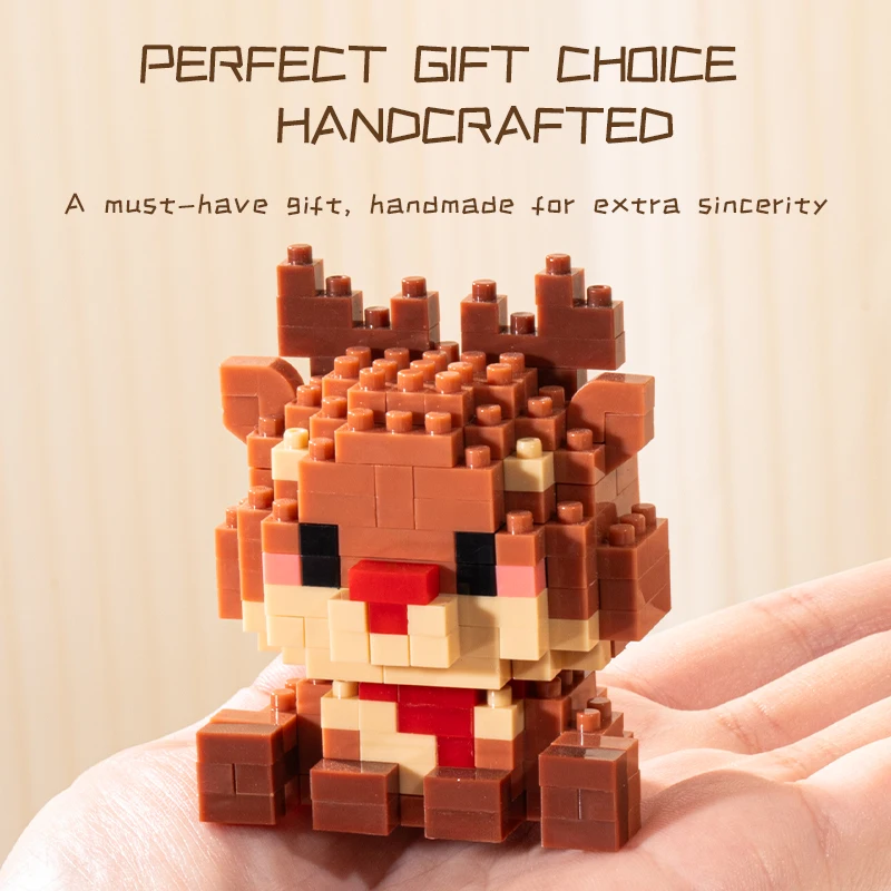 積み木のおもちゃと小さな動物。 小さなライオン、牛、クマ、ヘラジカ、カバ、赤ちゃん象。 積み木の装飾品、ギフト