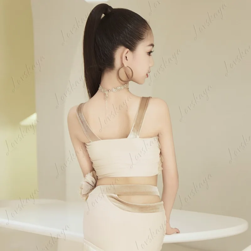 Ein bequemes Kleidungsset zum Üben und Aufführen von lateinamerikanischen Tanz, mit weißen dreidimensionalen High-End-Blumen.