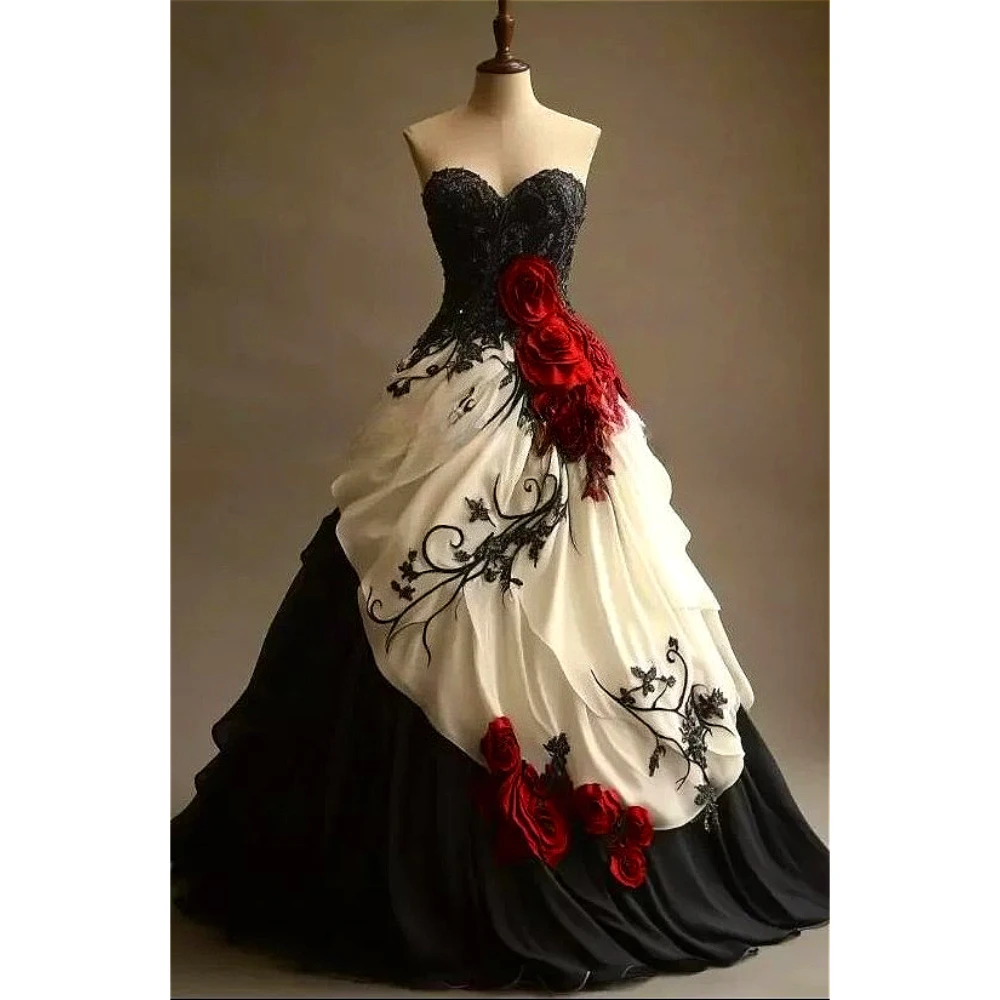Maßgeschneidertes gotisches trägerloses Ballkleid-Hochzeitskleid mit roten Rosenapplikationen und schwarzer Spitze für den Hochzeitsfeiern