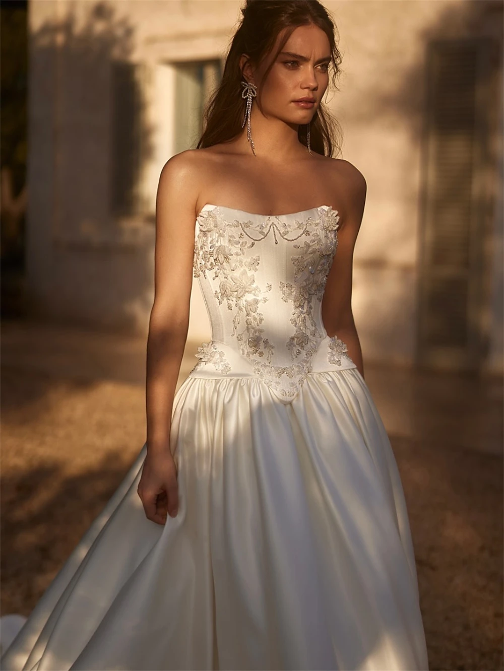 

Customized Elegant White Satin Wedding Dress Formal Strapless Sleeveless Bridal Gowns Soft A-Line Chapel Train Vestido De Novia