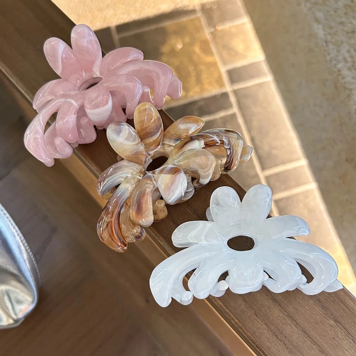 1PC Elegant Marble Floral Hair Claw Clip Trendy Premium Shark Clip Strong Hold Hair Accessory for Women Daily Wear