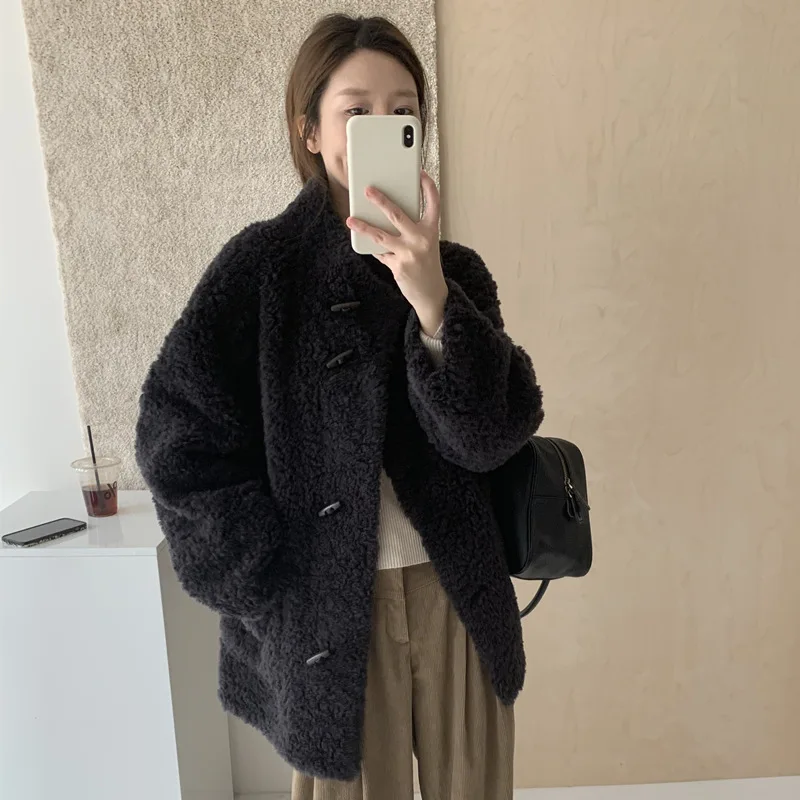 Nuovo cappotto di pelliccia integrato in pelliccia di pecora da donna dal design medio-lungo con fibbia in corno di mucca