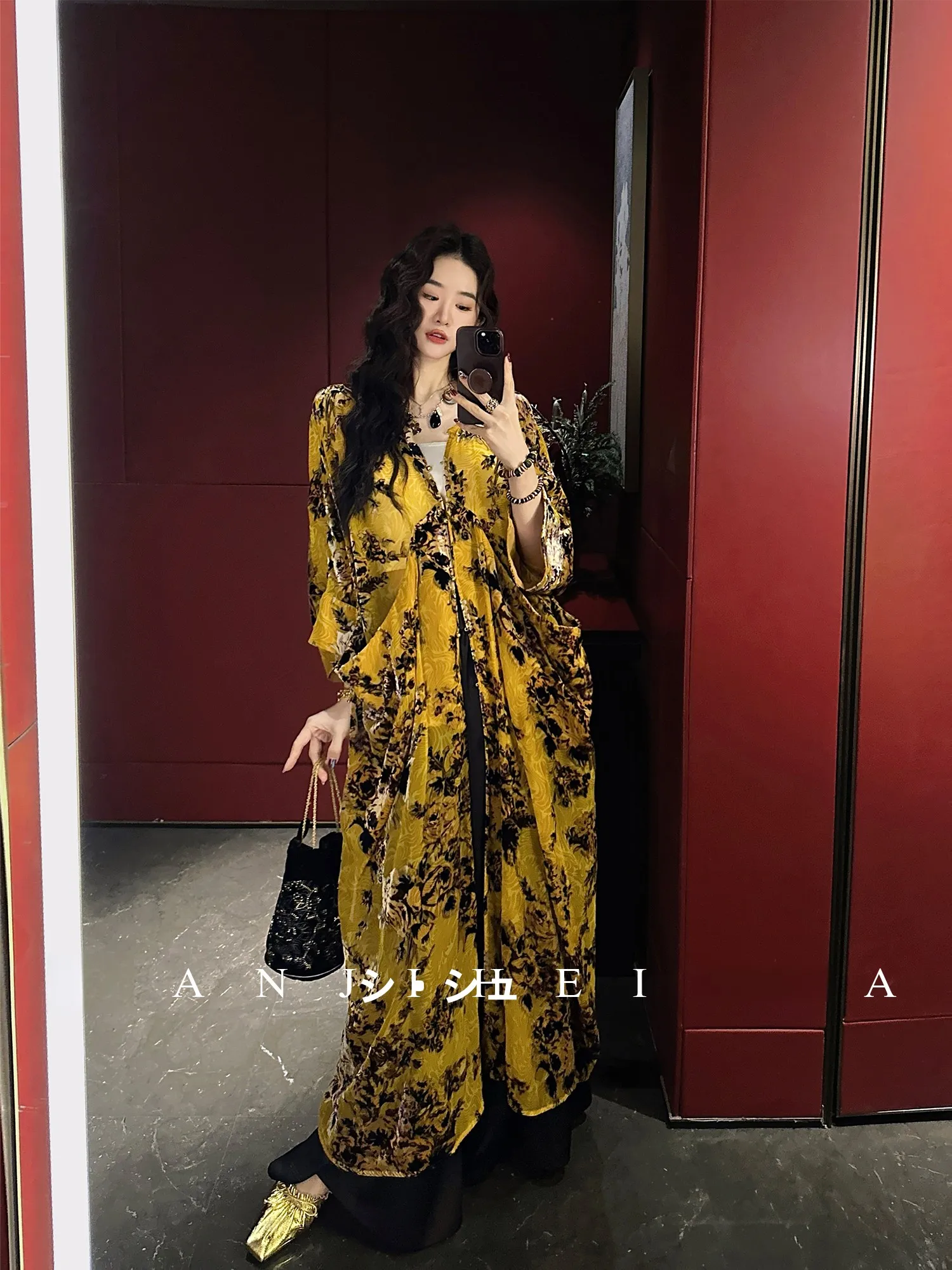 

Три прекрасных черных цветка【Phoenix Seeking Phoenix】Женская легкая и прозрачная бархатная блузка с выжженным цветочным узором в стиле дзен для ранней весны Ope...