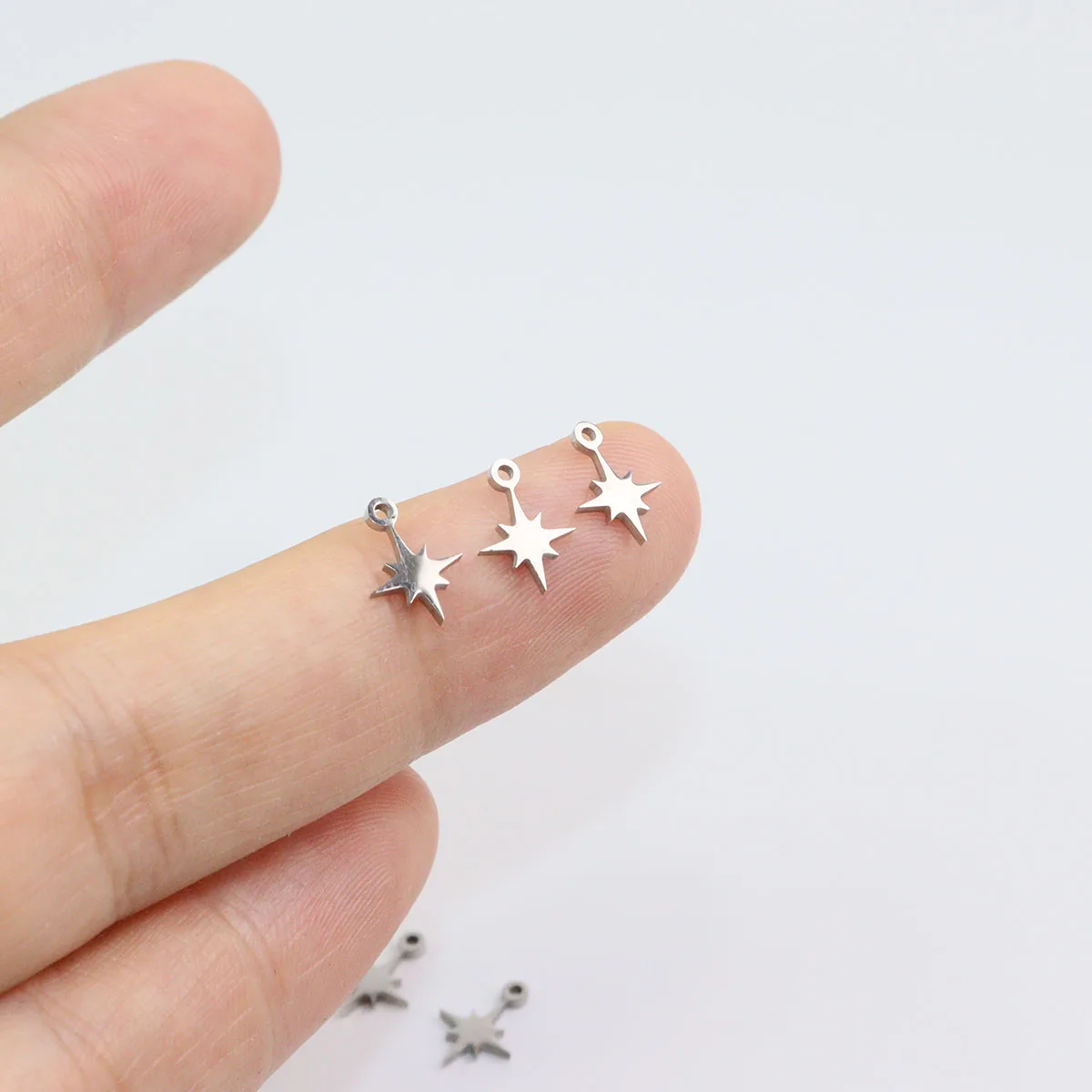 10 szt. 6mm Hurtowe Mini Zawieszki w Kształcie Gwiazdek ze Stali Nierdzewnej DIY Naszyjniki Kolczyki Bransoletki Nieblaknące Bezbarwne