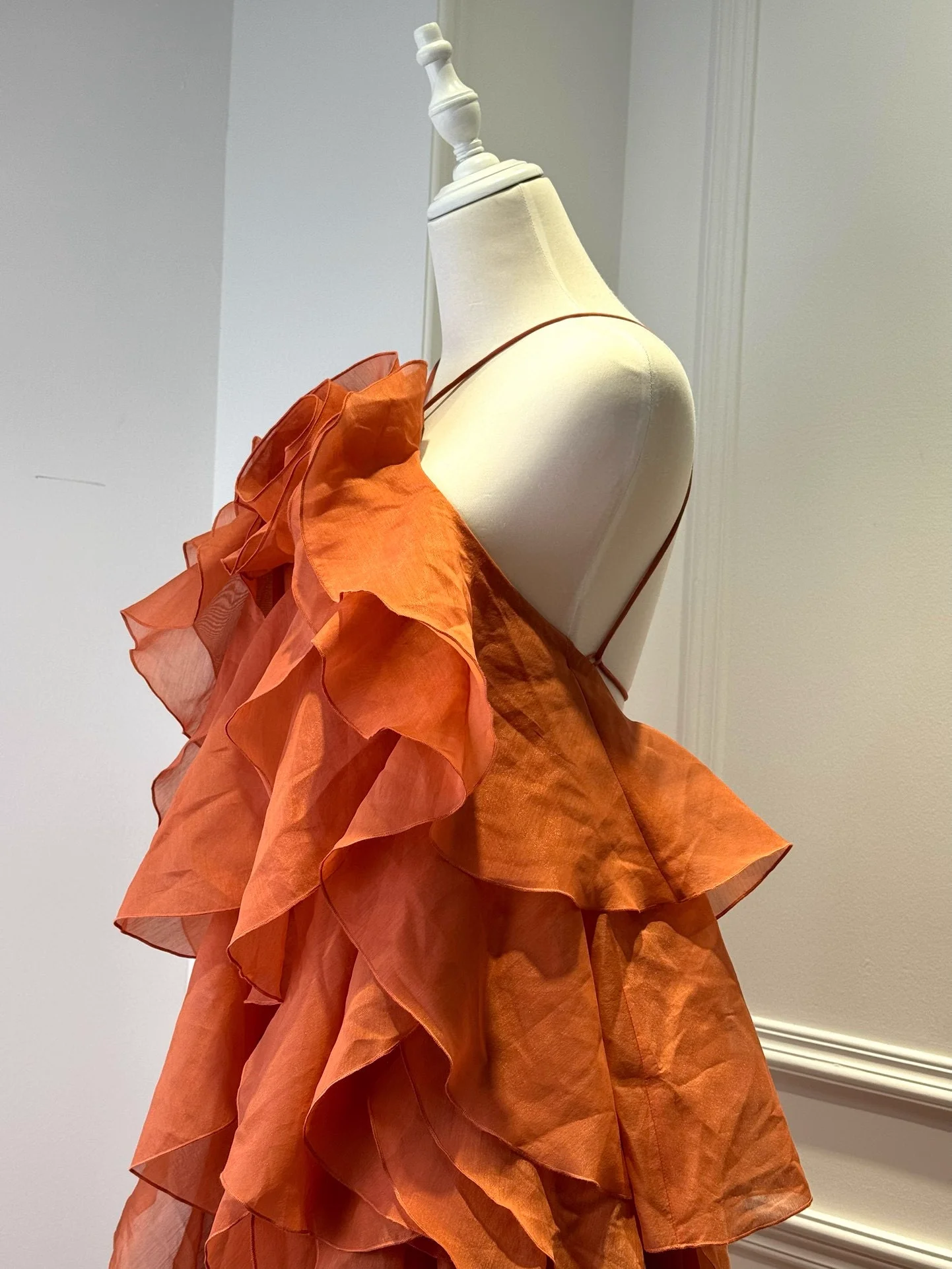 Vestido maxi branco feminino com decoração de flores 3D, babados em camadas, gola halter, sem mangas, elegante, robe feminino