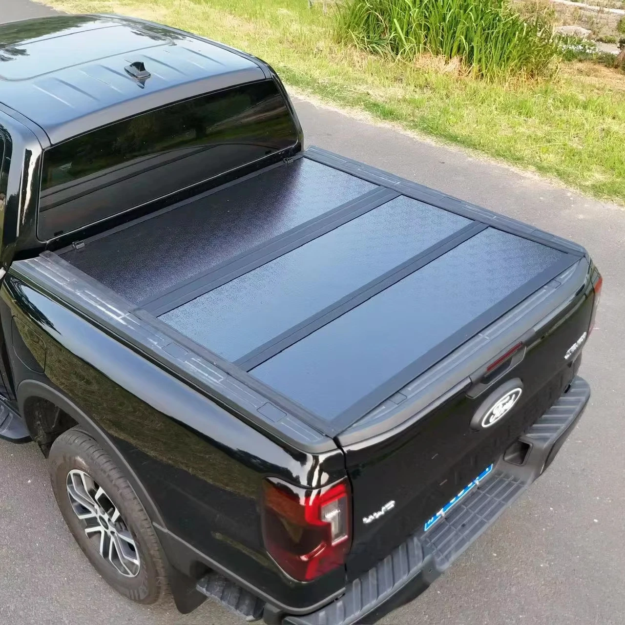 

Pickup Truck Tonneau Cover Aluminum Alloy Manual Folding and Roll-up Waterproof Truck Cover for