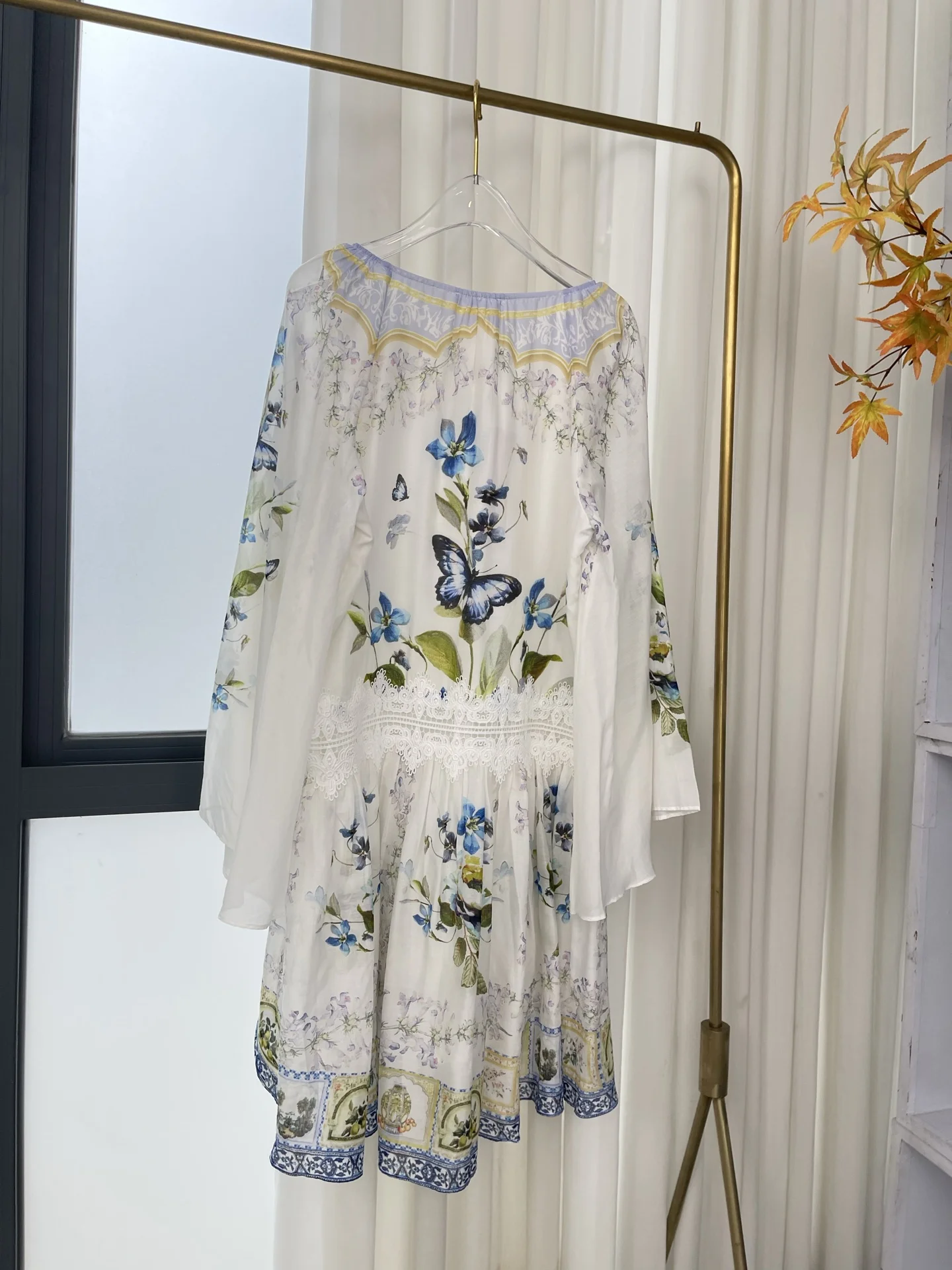 2025 Novo lindo lindo mini vestido branco com estampa floral de borboleta e manga comprida