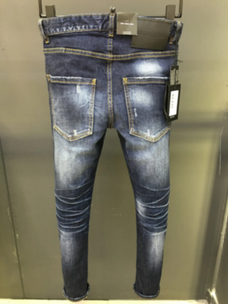 2024 Otoño D2 Jeans para hombres de moda, lavados, desgastados, parches, pintados, corte tridimensional, pies pequeños, azul