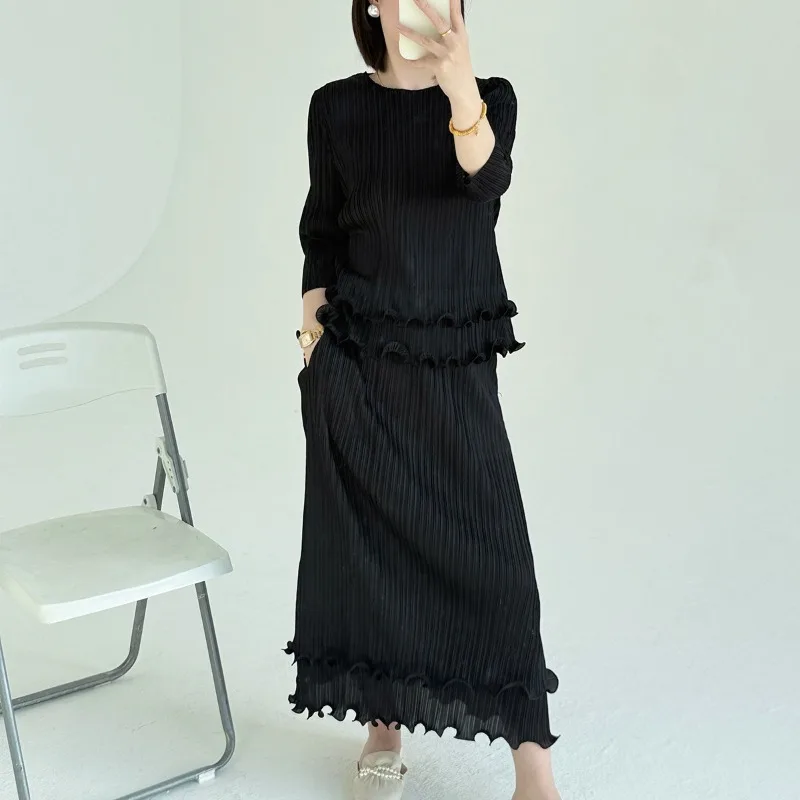 

Комплект из плиссированной футболки и юбки Miyake 2026: Новая коллекция, французский стиль, волнистый узор, модный и элегантный повседневный комплект из 2 предметов для женщин