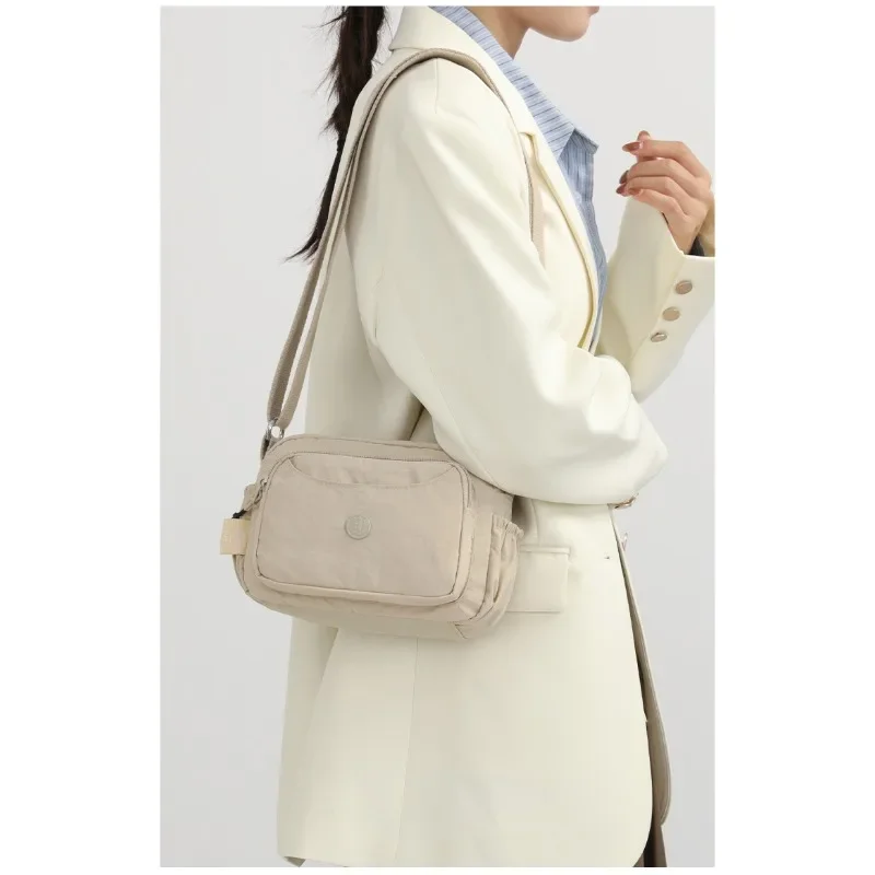 Leichte Nylon-Umhängetasche mit verstellbarem breitem Riemen, mehrschichtige Handtasche, Schultertasche, Messenger-Tasche für Damen im Alltag – Detail 22