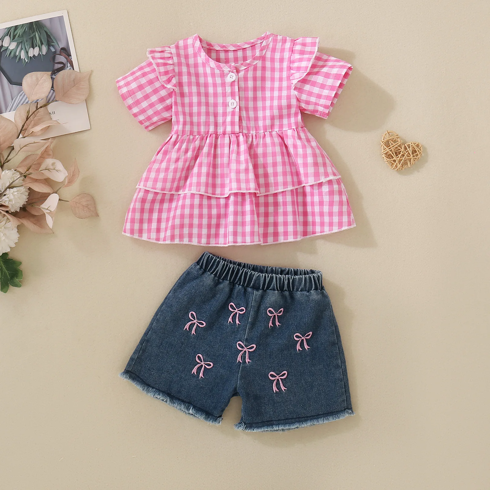 conjunto-de-duas-pecas-para-bebes-saia-xadrez-de-manga-curta-e-shorts-jeans-bordados