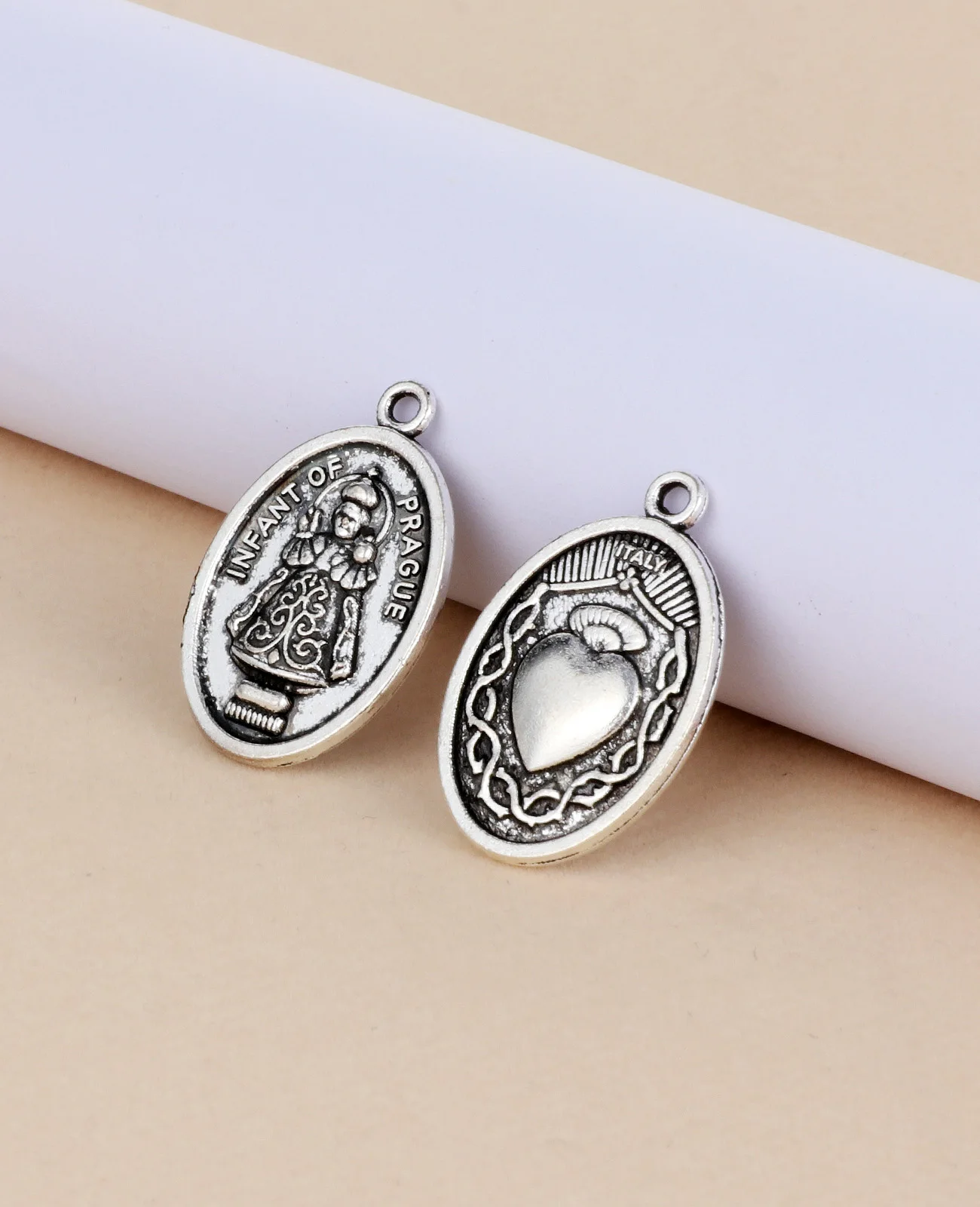 Cottvott 20 قطعة/الوحدة الكاثوليكية القديس الرضع براغ القلب المقدس يسوع ميدالية البيضاوي قلادة DIY بها بنفسك المجوهرات الدينية الحرفية صنع