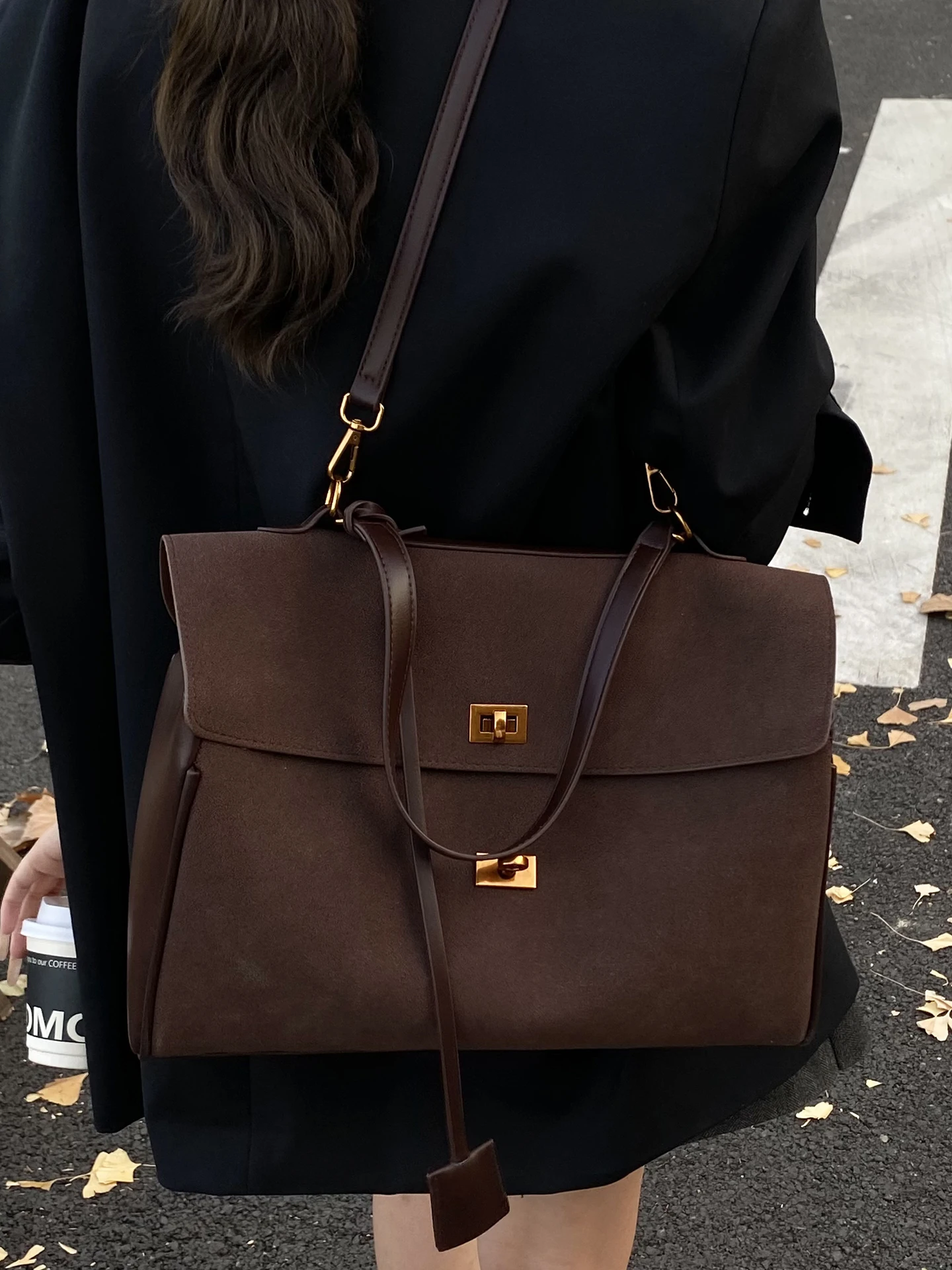 حقيبة يد نسائية كبيرة السعة بتصميم عتيق مصقول، موديل 2025 الجديد لفصلي الخريف والشتاء، حقيبة كتف عادية للتنقل اليومي