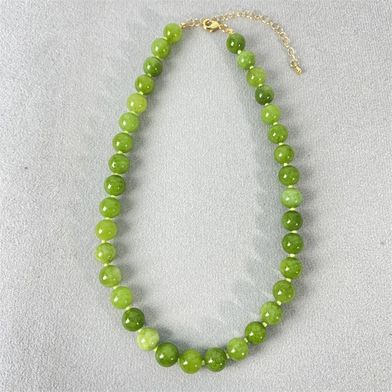 Danish Niche Design Green Natural Stone Necklace with a Fresh and High-end Forest Style Dopamine Fashion Collarbone Chain