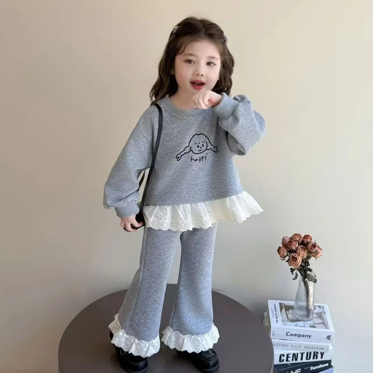 Graues Sweatshirt- und Hosen-Set mit Spitzenbesatz für Kinder – zweiteiliger Frühlings-Sweatanzug für Kinder, Babykleidung für Jungen. – Detail 1