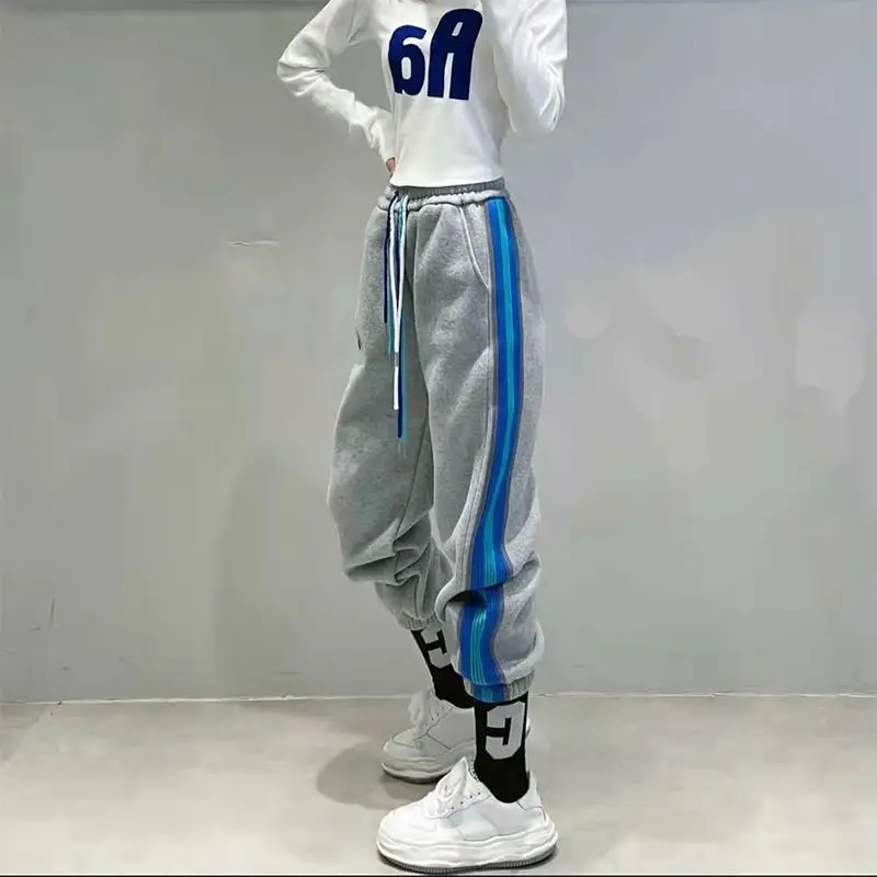 Calça feminina elástica de cintura alta listrada esportiva, retalho solto, Harlem, cor de contraste, moda casual, primavera e outono, nova