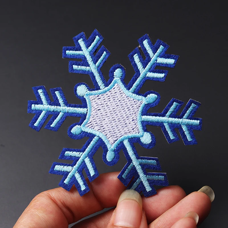 Dimensione fiocco di neve blu: 7.6x7.6cm ferro su tessuto ricamato Applique cucito giacca da motociclista accessori per vestiti