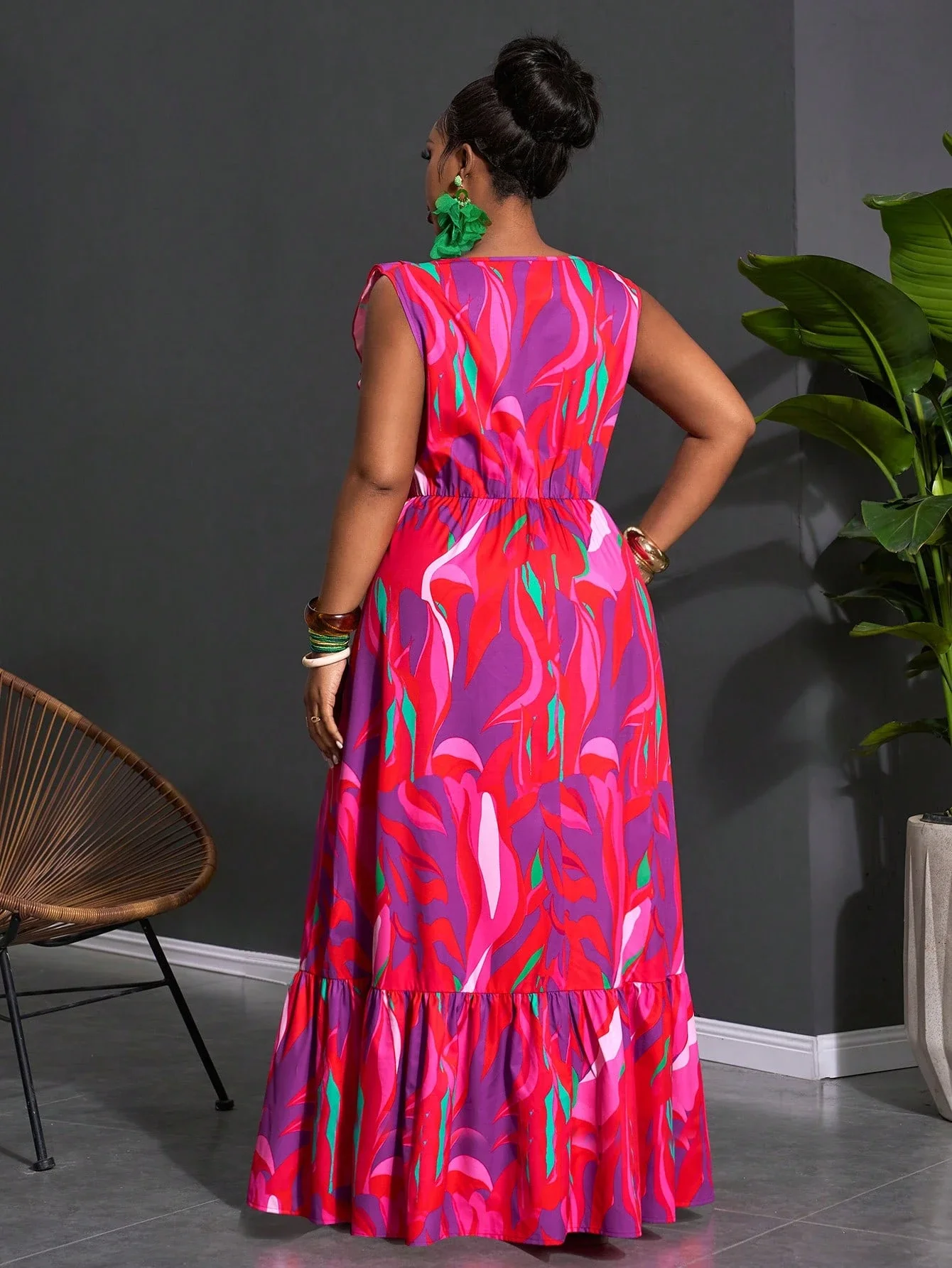 

Летнее макси-платье для женщин больших размеров с цветочным принтом, V-образным вырезом, рюшами и А-образным силуэтом