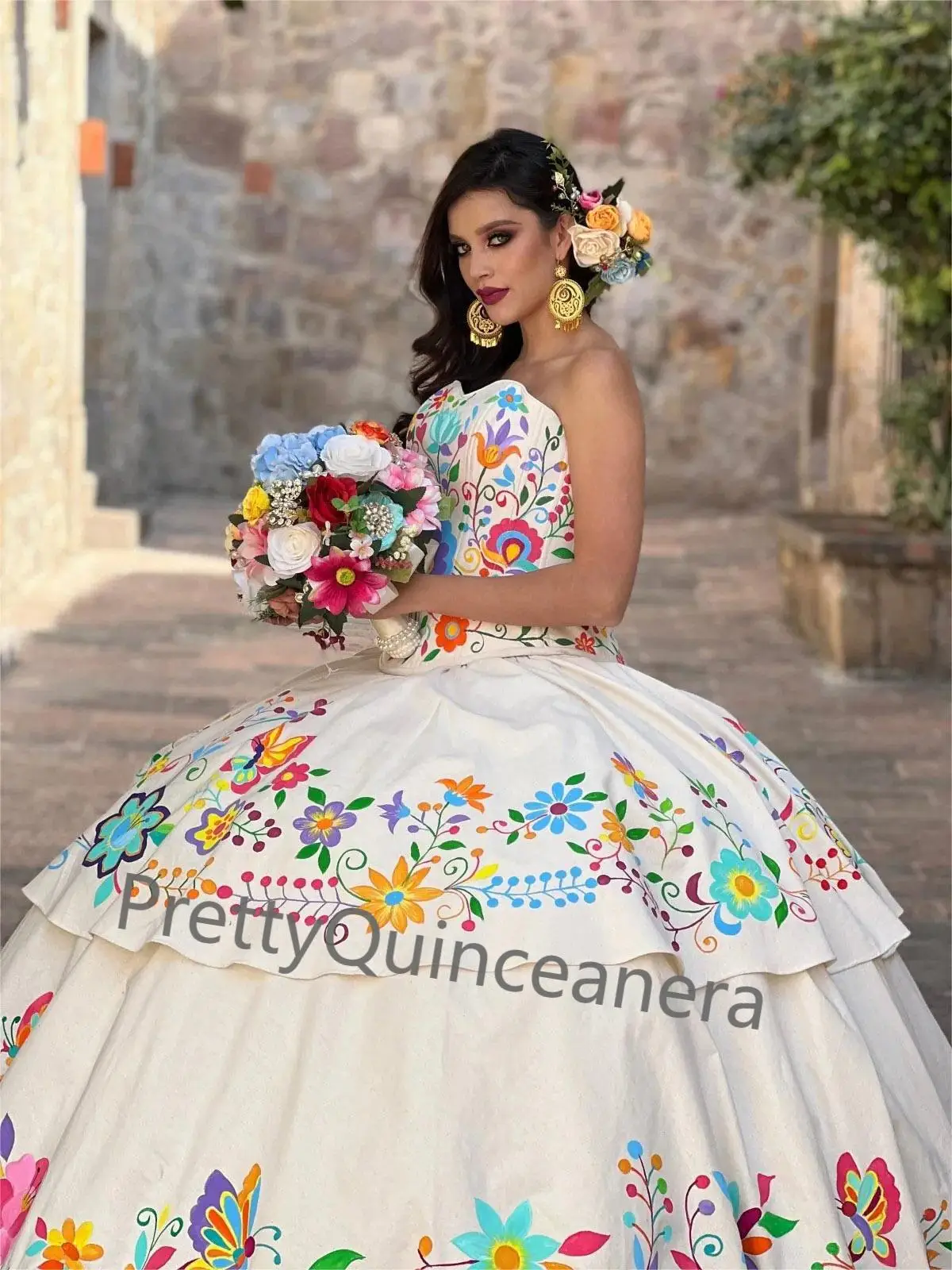 فساتين الأميرة PrettyQuinceanera ، تنورة ذات طبقات مكسيكية عاجية ، تطريز زهور مصنوع يدويًا ، نمط Charro مصنوع حسب الطلب