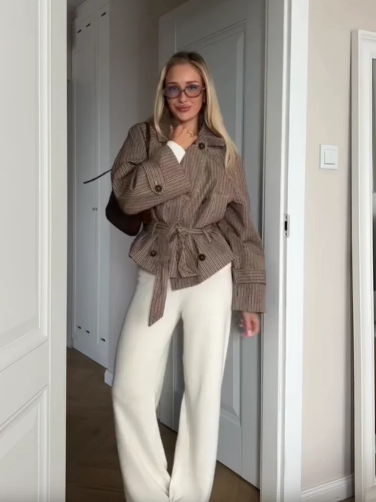 Klassischer karierter kurzer Trenchcoat für Damen, schickes Revers, zweireihig, mit Taillengürtel, langen Ärmeln, Herbst-Windbreaker-Oberbekleidung – Detail 11
