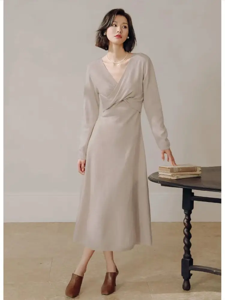 MiiiiX Francuska elegancka sukienka z dzianiny Kobiety 2024 Jesień Smukły dekolt w szpic Proste podstawy Koszula Sweter Sukienka Odzież damska