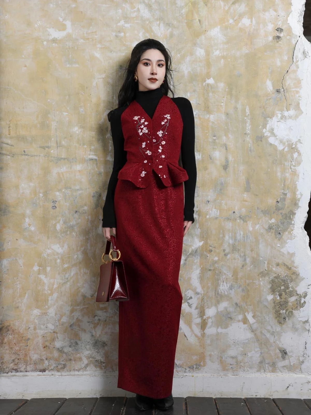 

Комплект из топа и юбки с тяжелой вышивкой золотой нитью, зимний модный женский длинный свитер с круглым вырезом и пуговицами...