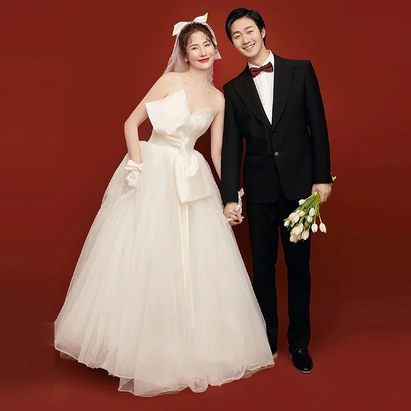 

Элегантное свадебное платье в простом стиле, длиной в пол, со шлейфом, с изящным декором на груди, без рукавов, без накидки на плечи