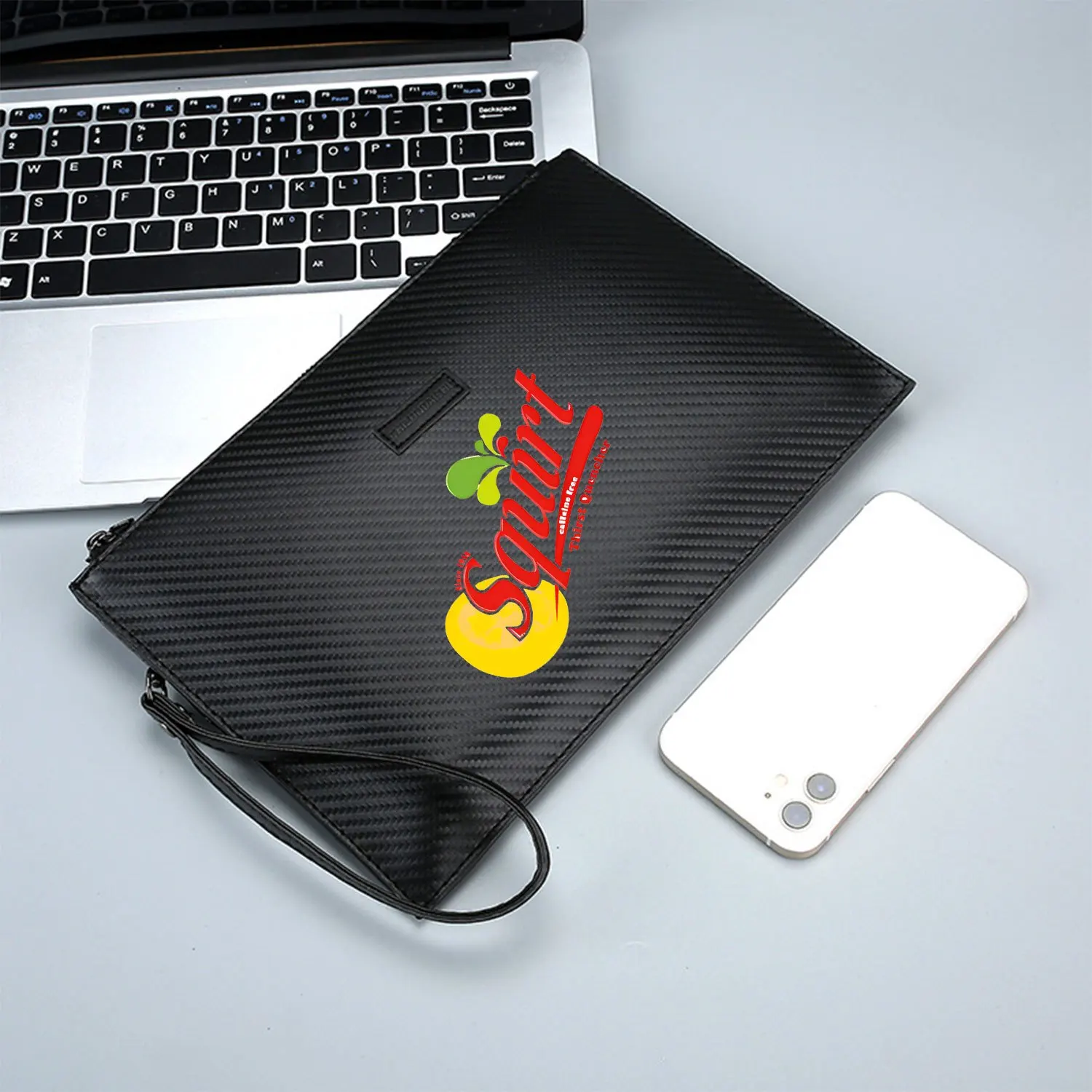 شعار العلامة التجارية بخ، عصير تصميم الحمضيات. حقيبة يد رجالية أنيقة مطبوعة من البولي يوريثان عصرية وعملية للحمل اليومي #3