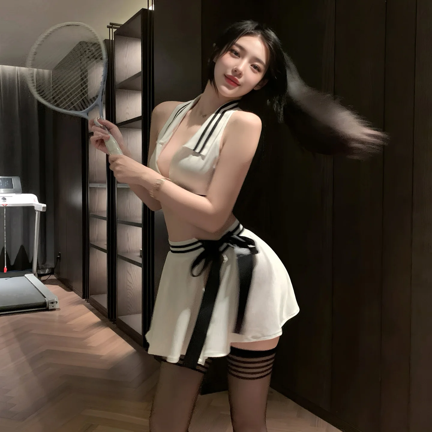 テニスモチーフのホルターネック×フレアミニセット — ジップ開閉とサイドリボン