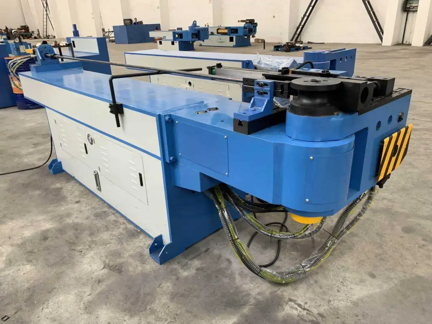 آلة ثني الأنابيب المعدنية الهيدروليكية ذات الطبقات المتوسطة باستخدام الحاسب الآلي