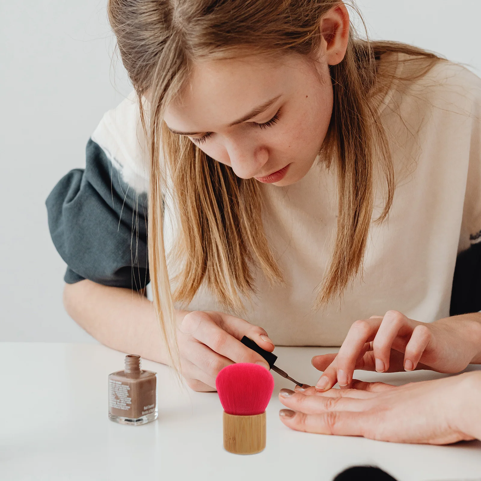 Pennello per cipria in polvere Setole morbide in fibra sintetica per un'applicazione fluida Strumento per il trucco da viaggio per la impostazione del fondotinta del fard per il viso