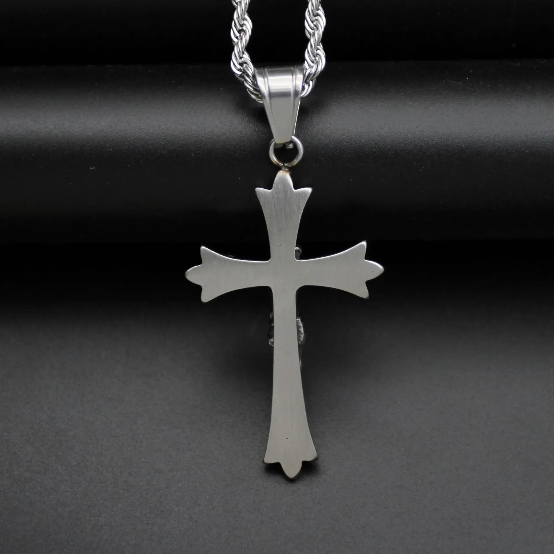 2025 Novo colar de Jesus St. Benz Nick Cross Retro Amuleto Pingente Pingente de aço inoxidável