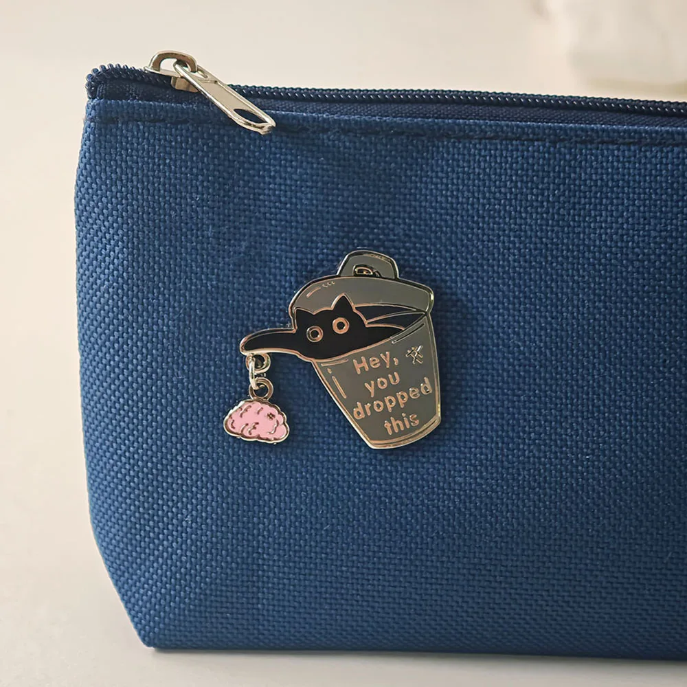 Lustige Emaille-Pins mit Schwarzer Katze und Mülleimer, „Hey, das hast du fallen lassen, du Idiot“-Broschen, sarkastische Meme-Metallabzeichen, Anstecknadel für Rucksack – Detail 7