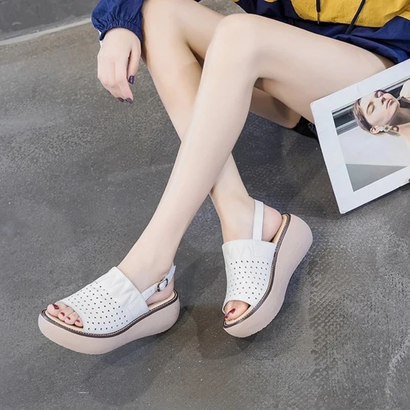 

Лето 2023, женские босоножки на плоской платформе на толстой подошве и высоком каблуке, модные женские сандалии из натуральной кожи на танкетке с открытым носком