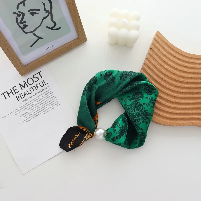 

2025 New Spring and Summer Thin Pearl Necklace Magnetic Buckle Lazy Scarf Female Pendant Scarf Clavicle Silk Scarf