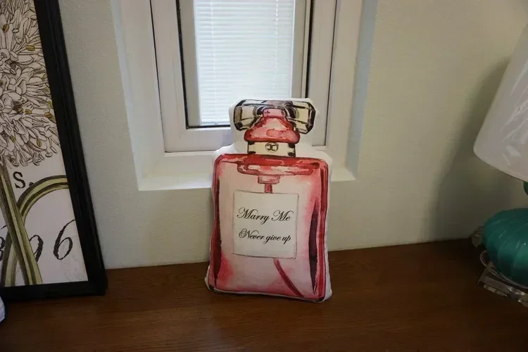 Bouteille de parfum de 43cm, rouge à lèvres, biberon, jouet en peluche, oreiller, poupée en peluche douce, décoration de la maison, cadeau créatif